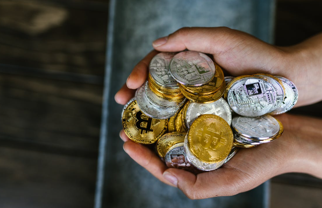 What are the positives and negatives of cryptocurrencies?